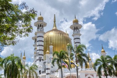 Perak, Malezya. 23 Ağustos 2022: Bukit Candran, Kuala Kangsar 'daki ünlü Müslüman Kraliyet Ubudiah Camii' nin açık hava görkemli manzarası.