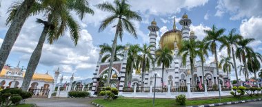 Perak, Malezya. 23 Ağustos 2022: Bukit Candran, Kuala Kangsar 'daki ünlü Müslüman Kraliyet Ubudiah Camii' nin açık hava görkemli manzarası.