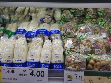 Perak, Malezya. 15 Eylül 2022: Deniz aşırı ve yerel mantar çeşitleri Aeon Sri Manjung Süpermarketinde satış ve sergilenmek üzere raflara paketlenmiştir.  