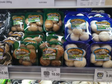 Perak, Malezya. 15 Eylül 2022: Deniz aşırı ve yerel mantar çeşitleri Aeon Sri Manjung Süpermarketinde satış ve sergilenmek üzere raflara paketlenmiştir.  