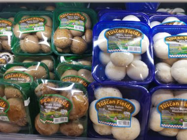 Perak, Malezya. 15 Eylül 2022: Deniz aşırı ve yerel mantar çeşitleri Aeon Sri Manjung Süpermarketinde satış ve sergilenmek üzere raflara paketlenmiştir.  