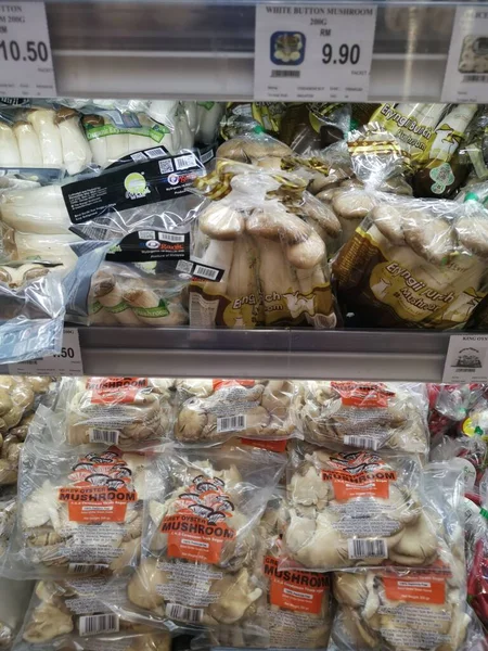 马来西亚 波拉克 2022年9月15日 各种海外蘑菇和当地蘑菇被包装在货架上出售 并在Aeon Sri Manjung超市展出 — 图库照片