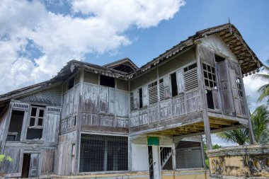 İki katlı terkedilmiş Malay yazlık evi..