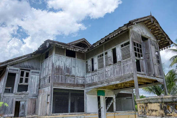 Zweistöckiges Verlassenes Malaiisches Ferienhaus — Stockfoto