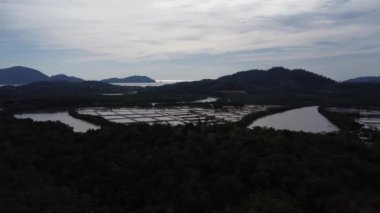 Alçak arazi çevresindeki çorak tepenin oradaki hava görüntüleri..