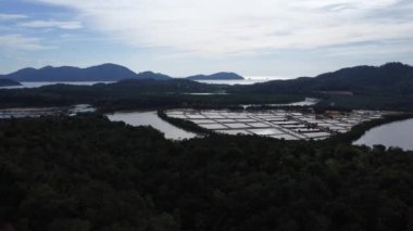 Alçak arazi çevresindeki çorak tepenin oradaki hava görüntüleri..