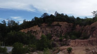 Alçak arazi çevresindeki çorak tepenin oradaki hava görüntüleri..