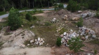 Alçak arazi çevresindeki çorak tepenin oradaki hava görüntüleri..