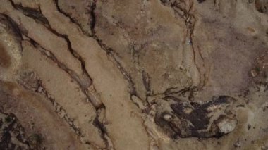 Alçak arazi çevresindeki çorak tepenin oradaki hava görüntüleri..