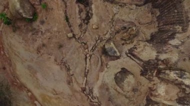 Alçak arazi çevresindeki çorak tepenin oradaki hava görüntüleri..