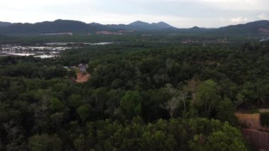 Alçak arazi çevresindeki çorak tepenin oradaki hava görüntüleri..