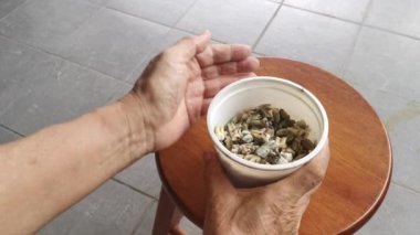 İstenmeyen çürümüş insan dişi demeti..