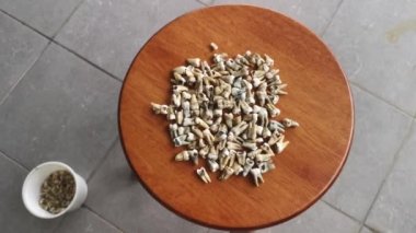 İstenmeyen çürümüş insan dişi demeti..