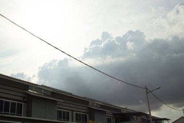 Gündüz gökyüzüne bakarken kızılötesi görüntü