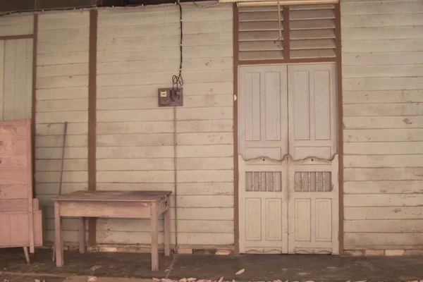 Oud Houten Raam Met Ramen Achtergrond Van Een Stenen Huis — Stockfoto