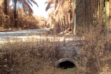 Kırsal kesimdeki sefil çiftliğin kızılötesi görüntüsü..