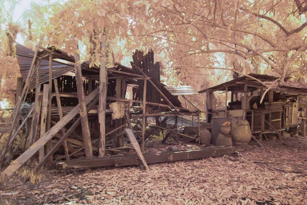 农村破旧住宅农场的红外图像场景 — 图库照片