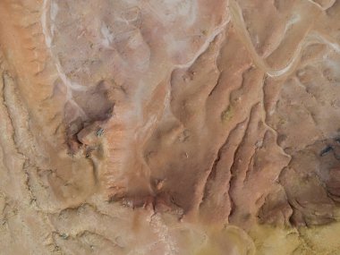 Kara erozyonunun orman tahribatı ve toprak madenciliğinden kaynaklanan hava manzarası.