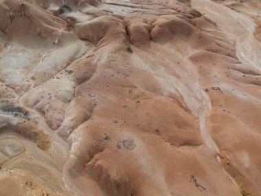 Kara erozyonunun orman tahribatı ve toprak madenciliğinden kaynaklanan hava manzarası.