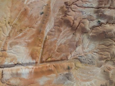 Kara erozyonunun orman tahribatı ve toprak madenciliğinden kaynaklanan hava manzarası.