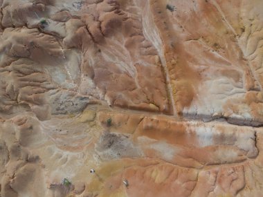 Kara erozyonunun orman tahribatı ve toprak madenciliğinden kaynaklanan hava manzarası.