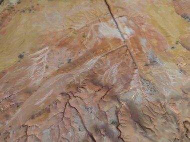 Kara erozyonunun orman tahribatı ve toprak madenciliğinden kaynaklanan hava manzarası.