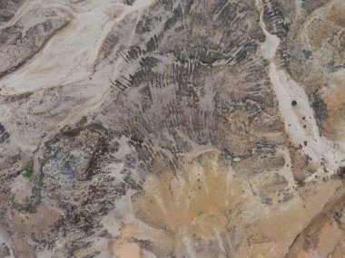 Kara erozyonunun orman tahribatı ve toprak madenciliğinden kaynaklanan hava manzarası.