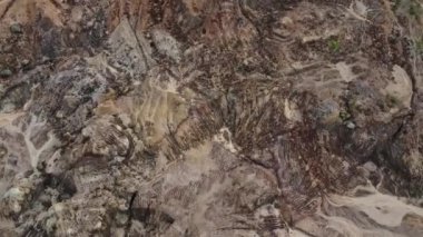 Toprak erozyonunun orman tahribatı ve toprak madenciliğinden kaynaklanan hava manzarası görüntüleri..