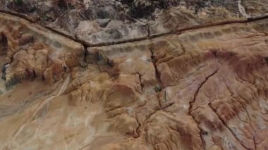 Toprak erozyonunun orman tahribatı ve toprak madenciliğinden kaynaklanan hava manzarası görüntüleri..