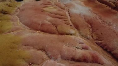 Toprak erozyonunun orman tahribatı ve toprak madenciliğinden kaynaklanan hava manzarası görüntüleri..