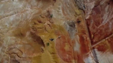 Toprak erozyonunun orman tahribatı ve toprak madenciliğinden kaynaklanan hava manzarası görüntüleri..