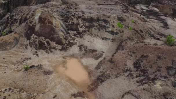 Аеродинамічний Ландшафтний Знімок Ерозії Ґрунту Через Вирубування Лісів Видобуток Землі — стокове відео