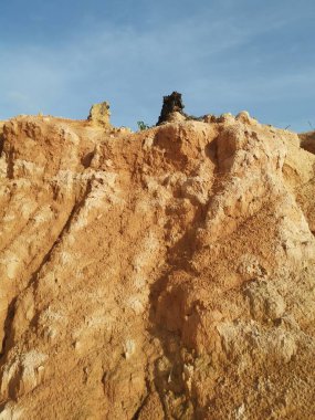 Ormanların tahrip edilmesinden dolayı çorak arazi.