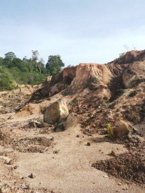 Ormanların tahrip edilmesinden dolayı çorak arazi.