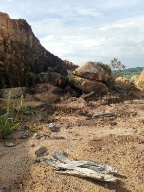 Ormanların tahrip edilmesinden dolayı çorak arazi.