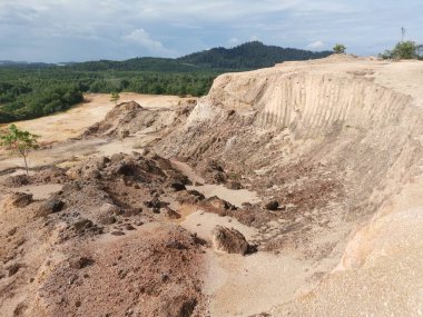 Ormanların tahrip edilmesinden dolayı çorak arazi.