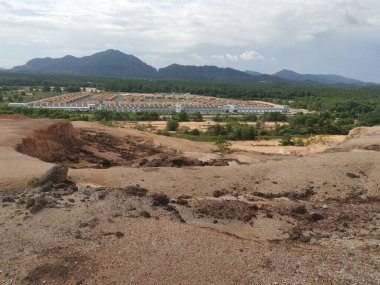 Ormanların tahrip edilmesinden dolayı çorak arazi.