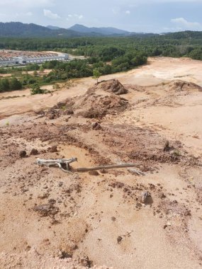 Ormanların tahrip edilmesinden dolayı çorak arazi.