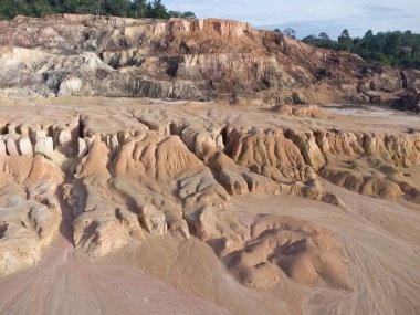 Toprak madenciliğinden dolayı çorak arazinin hava manzarası.