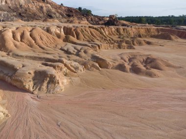 Toprak madenciliğinden dolayı çorak arazinin hava manzarası.