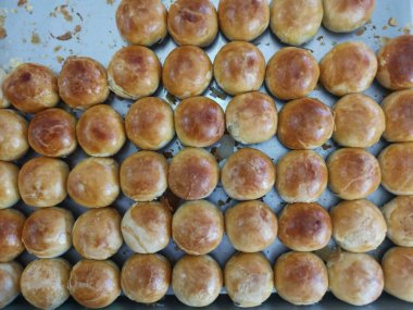 Tepside bir sürü tau sar piah var.