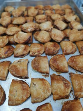 Satılık tepside bir sürü hindistan cevizi reçeli var.