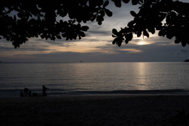 Akşamın ilerleyen saatlerinde sahilde çevre sahnesi.