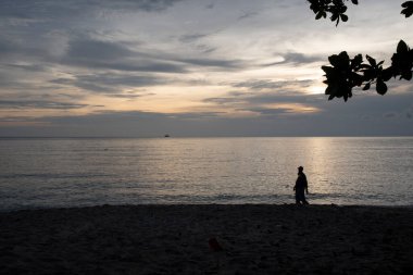 Akşamın ilerleyen saatlerinde sahilde çevre sahnesi.