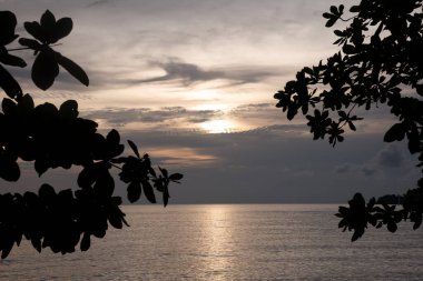 Akşamın ilerleyen saatlerinde sahilde çevre sahnesi.