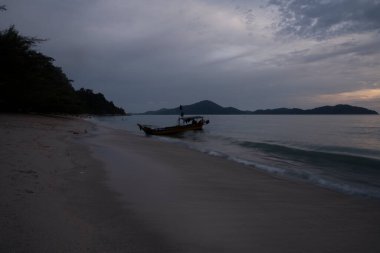 Akşamın ilerleyen saatlerinde sahilde çevre sahnesi.