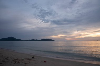 Akşamın ilerleyen saatlerinde sahilde çevre sahnesi.