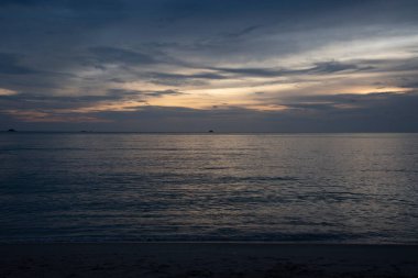 Akşamın ilerleyen saatlerinde sahilde çevre sahnesi.