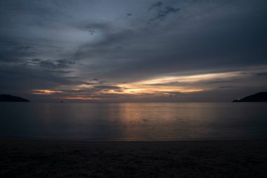 Akşamın ilerleyen saatlerinde sahilde çevre sahnesi.