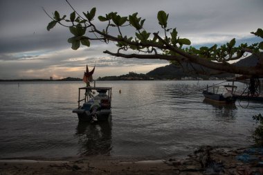 Akşamın ilerleyen saatlerinde sahilde çevre sahnesi.